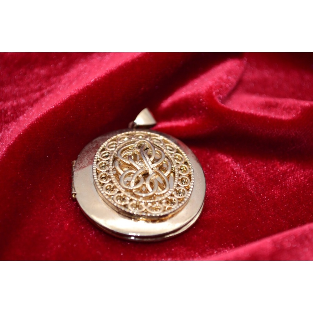 Vintage Gold Tone Round Filigree Locket Pendant Two Photo Compartments 1.5"